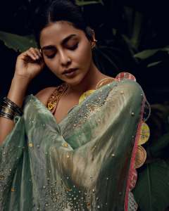 aishwarya-lekshmi-in-saree-photos-003