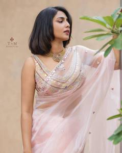 aishwarya-lekshmi-in-t.and_.msignature-style-photos-013
