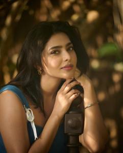 aishwarya-lekshmi-latest-syle-photoshoot-with-trending-fashion-dress-004