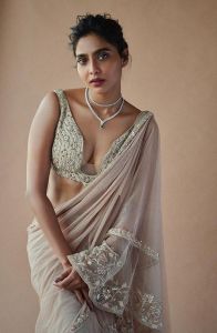 aishwarya-lekshmi-new-modern-saree-photos-