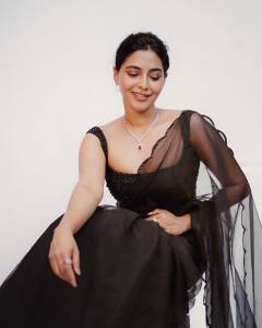 aishwarya-lekshmi-new-photos-in-Strapless-Maxi-Dress-001