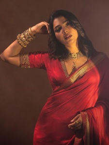 aishwarya-lekshmi-saree-photos-014
