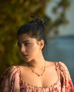 ishwarya-lekshmi-latest-photos-in-white-pants-and-printed-crop-top-001