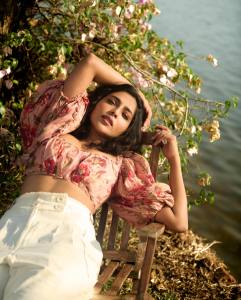 ishwarya-lekshmi-latest-photos-in-white-pants-and-printed-crop-top-002