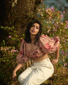 ishwarya-lekshmi-latest-photos-in-white-pants-and-printed-crop-top-003