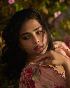 ishwarya-lekshmi-latest-photos-in-white-pants-and-printed-crop-top-004