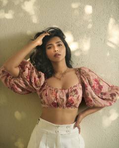 ishwarya-lekshmi-latest-photos-in-white-pants-and-printed-crop-top-005