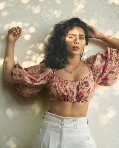 ishwarya-lekshmi-latest-photos-in-white-pants-and-printed-crop-top