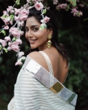 Aishwarya-Lekshmi-new-photos-in-onam-saree-2022-007