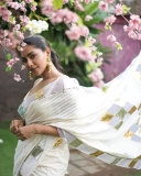 Aishwarya-Lekshmi-new-photos-in-onam-saree-2022-009