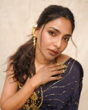 aishwarya-lekshmi-in-Draped-in-the-navy-blue-ethereal-Taarakan-Saree-and-halter-neck-blouse-with-tie-up-photos-001