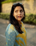 aishwarya-lekshmi-in-yellow-shade-outfit-001