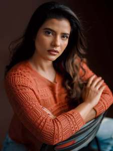 aishwarya-rajesh-in-rust-orange-terracotta-long-sleeved-sweater-with-relaxed-fit-blue-jeans-with-heavy-knee-distressing-pics-001