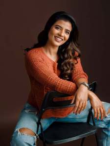 aishwarya-rajesh-in-rust-orange-terracotta-long-sleeved-sweater-with-relaxed-fit-blue-jeans-with-heavy-knee-distressing-pics-003