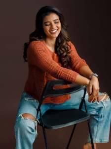 aishwarya-rajesh-in-rust-orange-terracotta-long-sleeved-sweater-with-relaxed-fit-blue-jeans-with-heavy-knee-distressing-pics-004