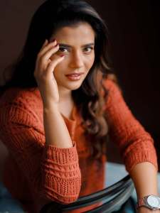 aishwarya-rajesh-in-rust-orange-terracotta-long-sleeved-sweater-with-relaxed-fit-blue-jeans-with-heavy-knee-distressing-pics