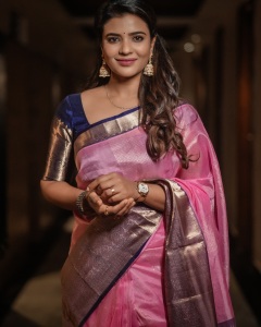 aishwarya-rajesh-in-silk-rani-pink-saree-with-blue-blouse-photos-001
