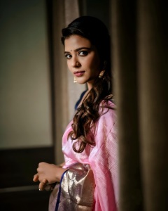 aishwarya-rajesh-in-silk-rani-pink-saree-with-blue-blouse-photos