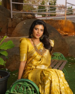 aishwarya-rajesh-in-trending-pastel-color-dress-photos-005