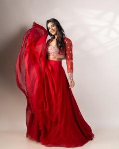 aishwarya-rajesh-in-wine-red-party-wear-dress-images