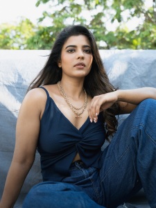 aishwarya-rajesh-makeover-look-in-function-wear-dress-photos-003