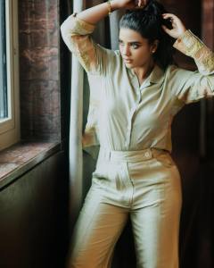 aishwarya-rajesh-new-photoshoot-pictures2022-011