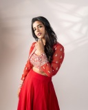 aishwarya-rajesh-in-wine-red-party-wear-dress-images-002