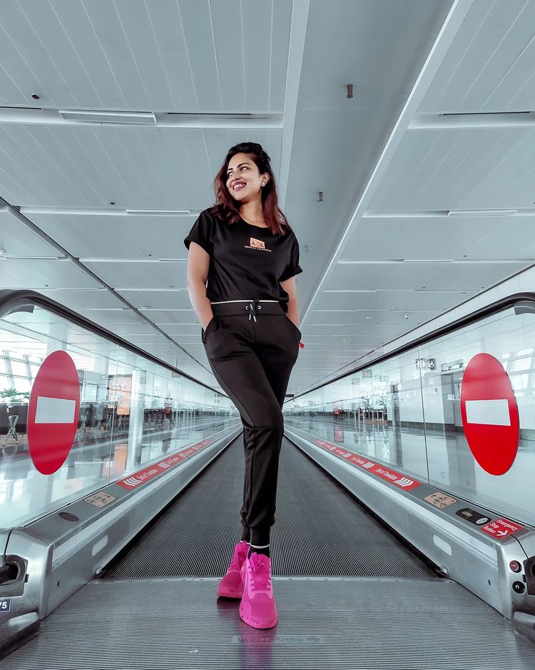 amala-paul-new-photos-from-airport-002