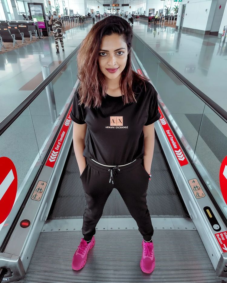 amala-paul-new-photos-from-airport-005