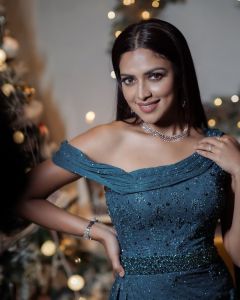 amala-paul-christmas-photoshoot-2021-003