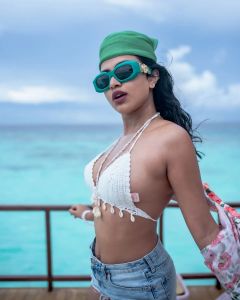 amala-paul-denim-shorts-in-two-piece-bikini-001