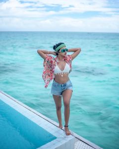 amala-paul-denim-shorts-in-two-piece-bikini-004