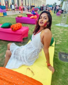 amala-paul-holi-celebration-2022-photos-001