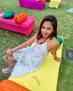 amala-paul-holi-celebration-2022-photos-002