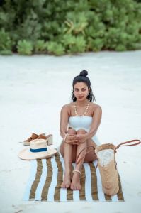 amala-paul-in-beach-photoshoot-003