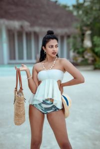amala-paul-in-beach-photoshoot-004
