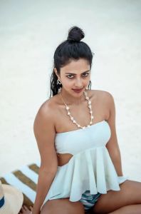 amala-paul-in-beach-photoshoot-006