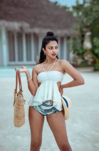 amala-paul-in-beach-photoshoot-009