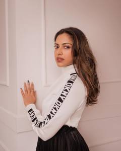 amala-paul-in-black-skirt-and-white-top-photos-005