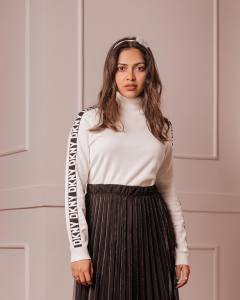 amala-paul-in-black-skirt-and-white-top-photos-008