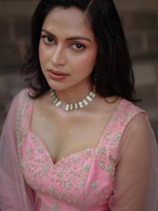 amala-paul-in-light-rose-colour-beautiful-outfit-for-party-photos-001