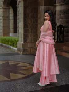 amala-paul-in-light-rose-colour-beautiful-outfit-for-party-photos-002