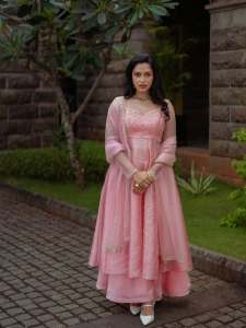 amala-paul-in-light-rose-colour-beautiful-outfit-for-party-photos-003