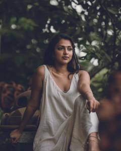 amala-paul-latest-photos-in-V-neck-Cupro-Cocoon-Dress-004