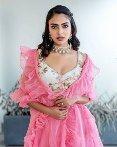 amala-paul-latest-photos-in-pink-dress-004
