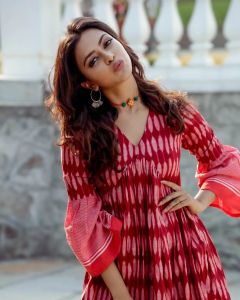 amala-paul-latest-photos-in-red-cotton-top-008