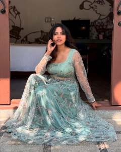 amala-paul-new-look-in-party-makeup-ideas-003