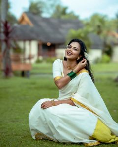 amala-paul-onam-2022-photos-in-kerala-saree-look-001
