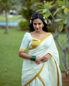 amala-paul-onam-2022-photos-in-kerala-saree-look-003