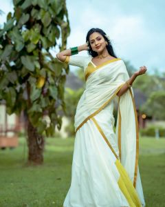 amala-paul-onam-2022-photos-in-kerala-saree-look-005